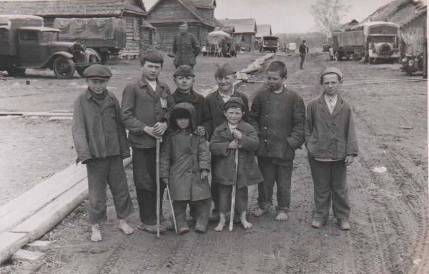 Советские дети в оккупированной деревне (Soviet children in an occupied village), 1941-1944