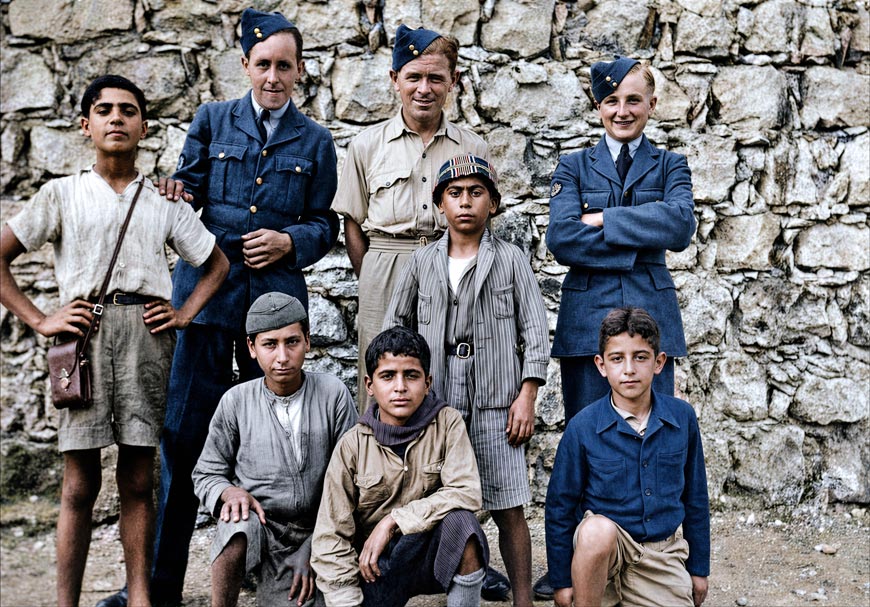 Salim Rous' sons who were assisting the Australian 2/4 Anti-Malaria Control Unit, pose with visiting R.A.F. servicemen, who were on leave (Сыновья Салима Роуза, помогавшие 2/4 австралийскому подразделению по борьбе с малярией, позируют с военнослужащими Королевских ВВС Великобритании, находящимися в отпуске), 1942 