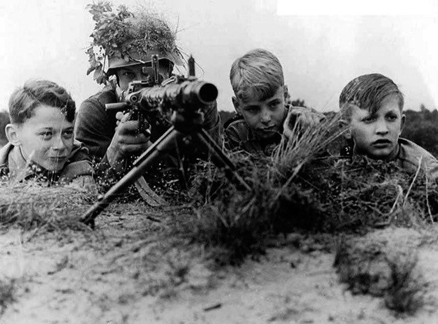 Boys of the Hitler Jugend training with a MG 34 (Мальчики из Гитлерюгенда тренируются с пулемётом MG-34), 14 June 1943