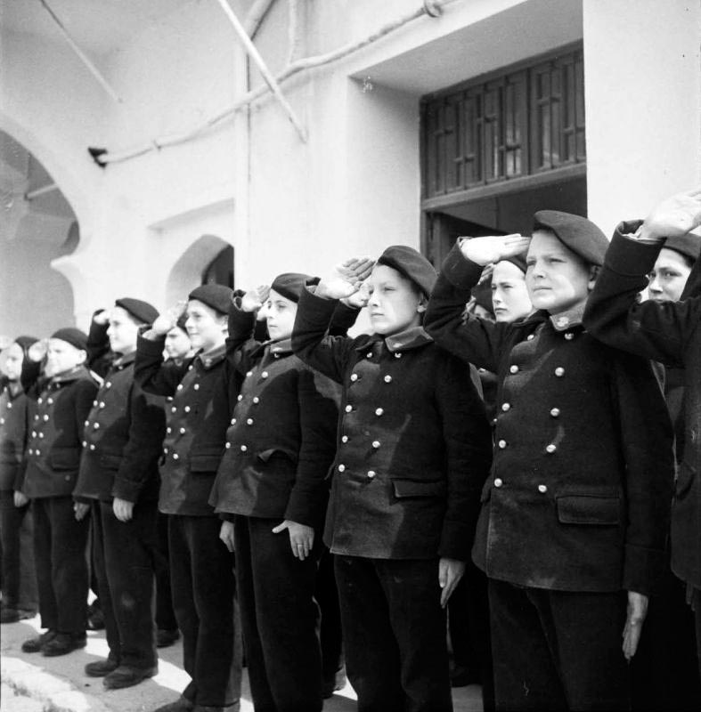 École militaire préparatoire nord-africaine (Воспитанники французской Североафриканской военизированной спецшколы на построении), 1943