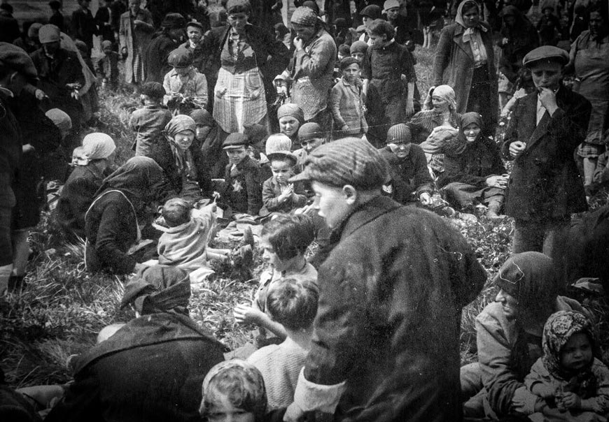 A child giving a dandelion to his older brother (Ребенок дарит одуванчик своему старшему брату), 1944