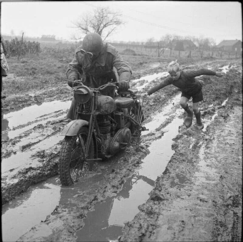 A little boy helps a dispatch rider negotiate a muddy road (Мальчик помогает мотоциклисту-связному преодолеть грязную дорогу), 1944 