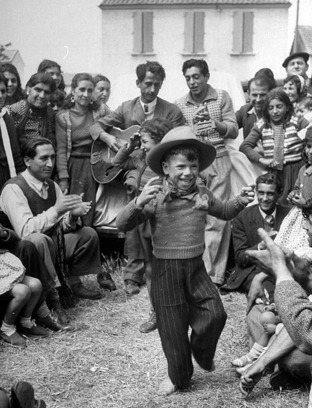 A boy dancing while the French gypsies around him playing music and watching (Мальчик, танцующий перед французскими цыганами, Мальчик, танцующий перед французскими цыганами, аккомпанирующими и наблюдающими), 1948 France