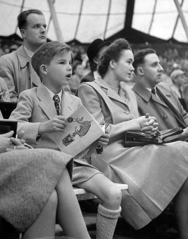 Children watching circus show (Дети смотрят цирковое шоу), 1948