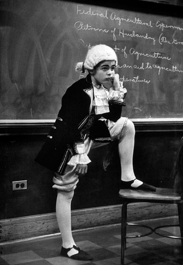 Child actor Chet R. Allen mulls over his lines in a classroom in which boys' choir used as a dressing room (Ребёнок-актер Чет Р. Аллен размышляет над своими репликами в классе, которым хор мальчиков пользуется как гримеркой), 1952