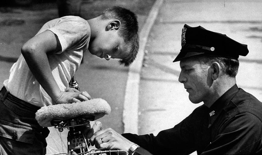 A policeman helping a boy fix his bicycle (Полицейский, помогающий мальчику починить велосипед), 1950s