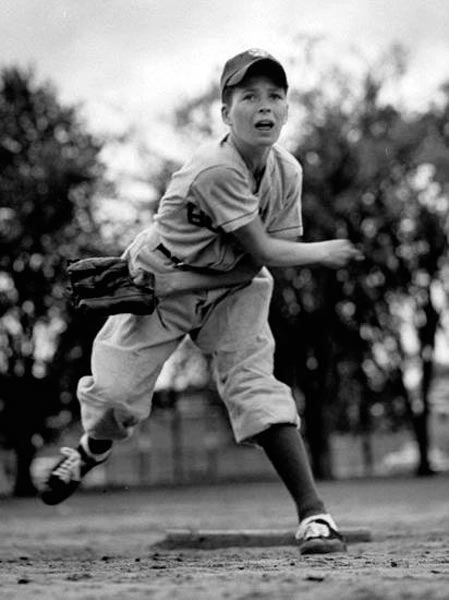 Boy playing a game of Little League baseball (Мальчик, играющий бейсбольной Малой лиге), 1950s