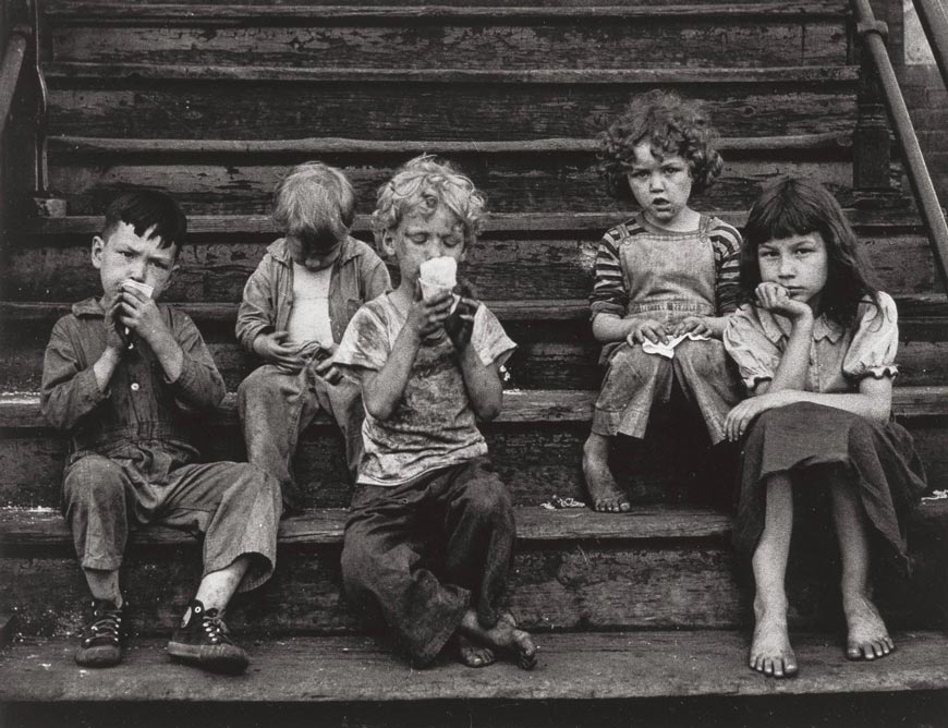 Children on Stoop (Дети на ступеньках), 1951-1952