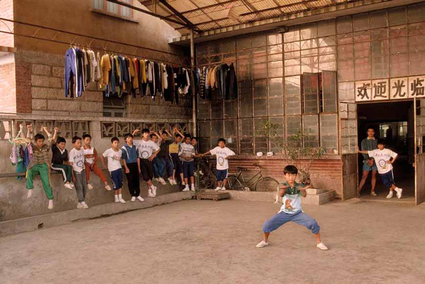 Children learning the art of Kung Fu martial arts (Дети учатся искусству кунг-фу)