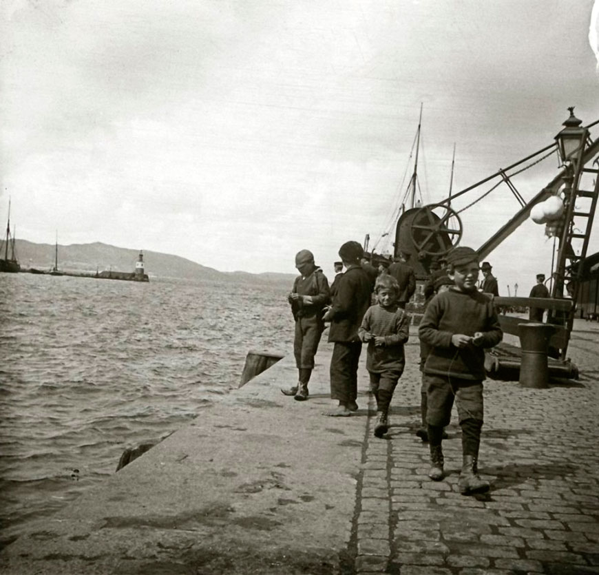 Ребята на пристани (Kids on the pier), 1901