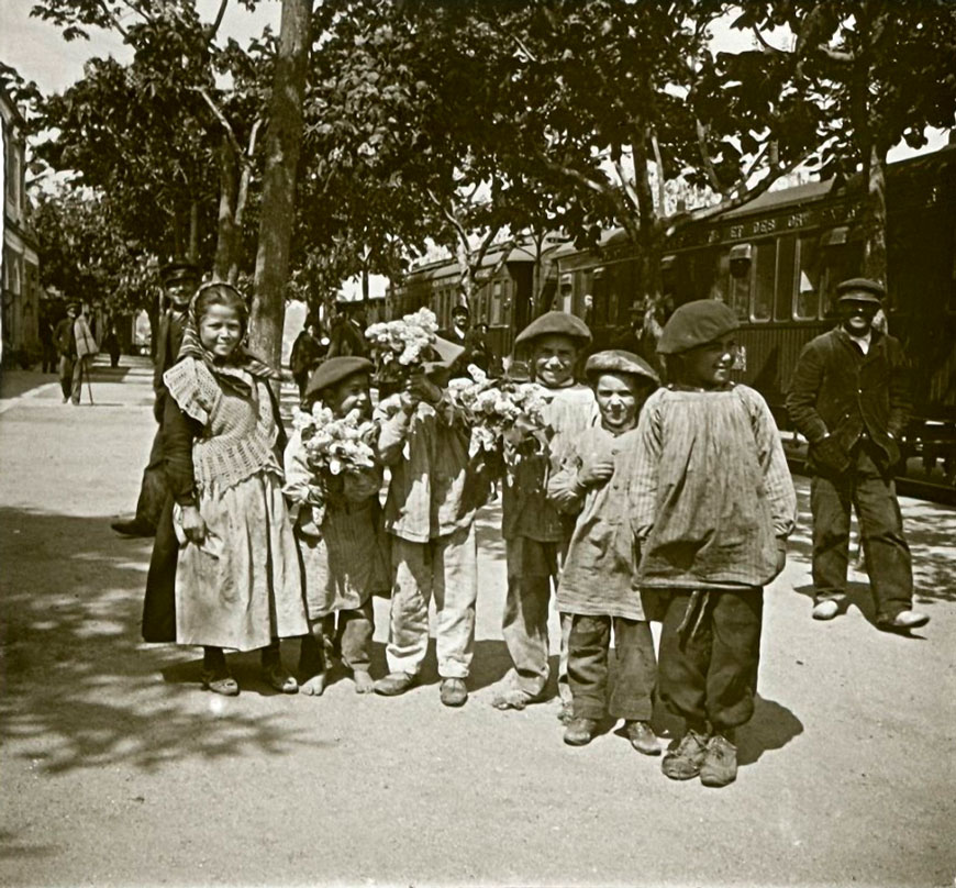 Дети - продавцы цветов на станции Антекера (Kids - flower sellers at Antequera station), 1903