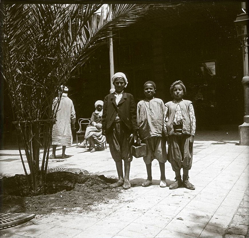 Чистильщики штиблет возле отеля Кониненталь (Shoeshiners near the hotel Koninental), 1903