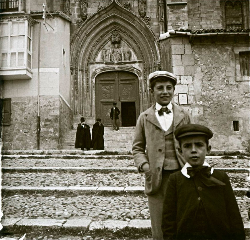 Подростки, выходящие из церкви Сан-Николас (Teens coming out of the church of San Nicolas), 1903