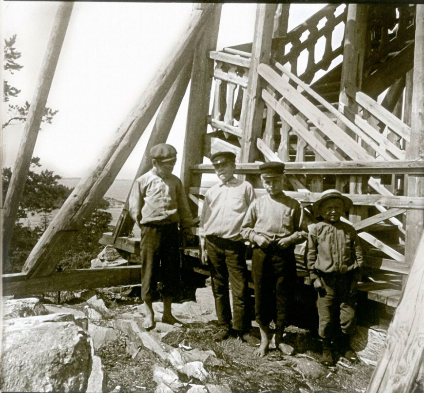 Мальчики у основания дряхлой смотровой башни (The boys at the base of the decrepit lookout tower), 1906