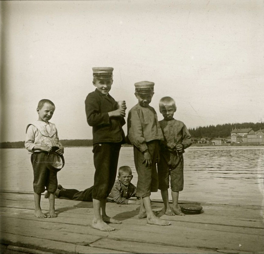 Детвора на пристани (Kids on the pier), 1906