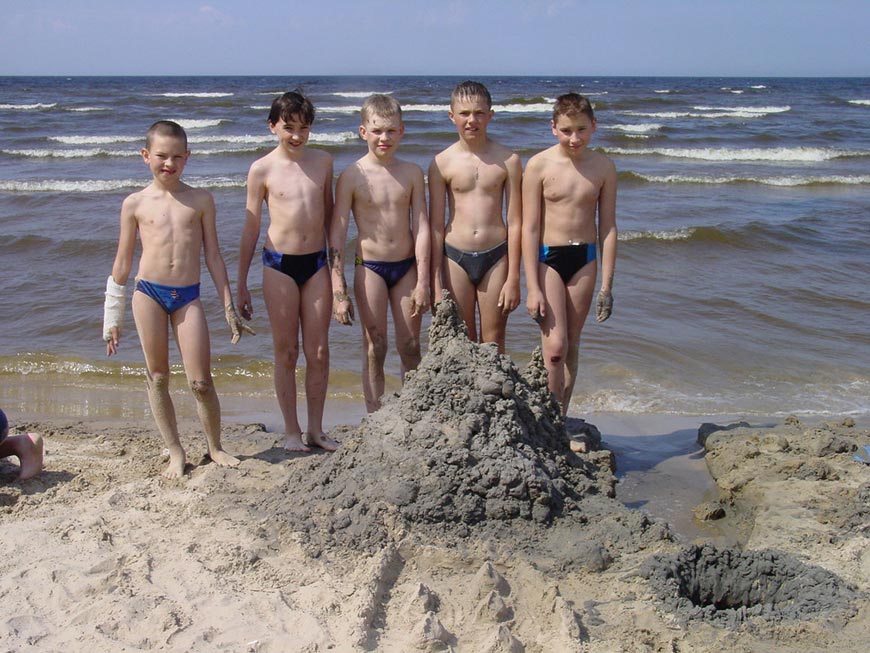 Команда строителей замка. Отдых на море (A team of castle builders. Seaside vacantion)