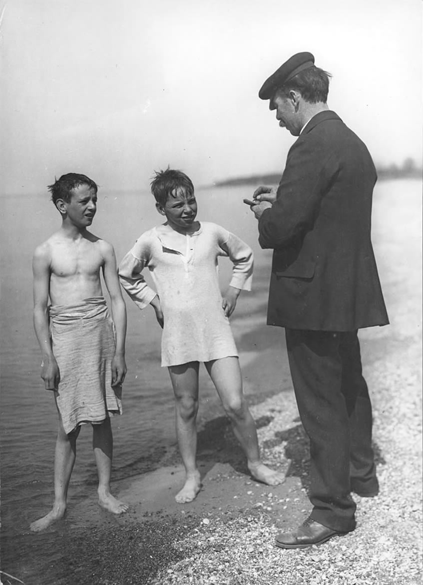 Boy Scouts 'get caught' bathing near Point Edward (Попавшиеся во время неразрешённого купания Бойскауты, вблизи Пойнт-Эдварда), 1911