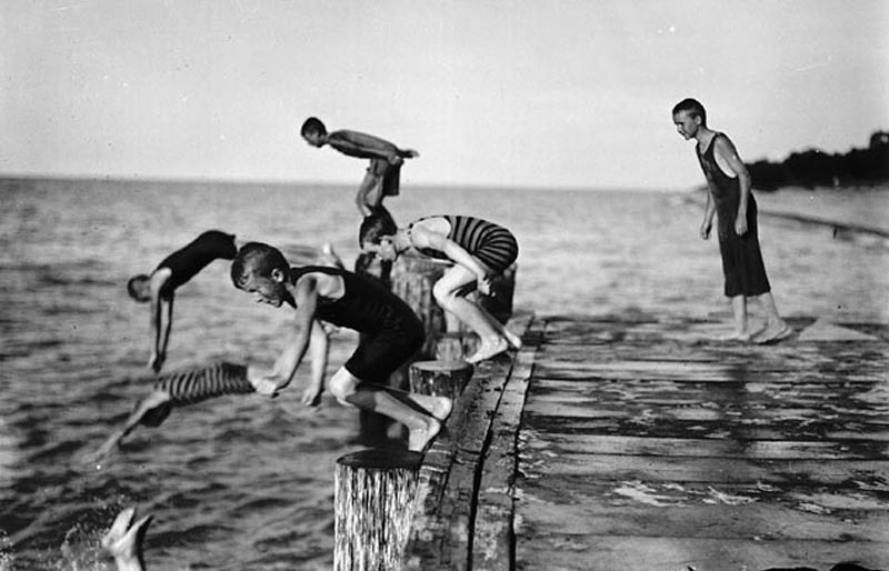 Boys diving off a pier (Мальчишки, ныряющие с пирса), August 1909