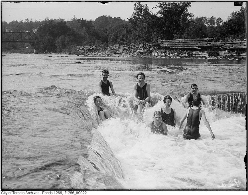 Humber River, boys under falls (Река Хамбер, мальчики под водопадом), June 17, 1923