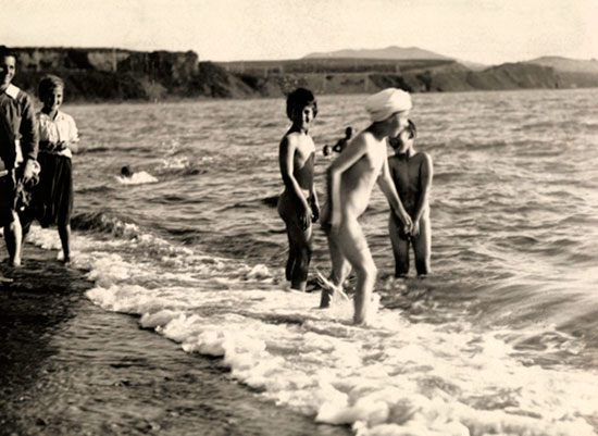 Children bathe in the cold ocean waters of Vladivostok (Дети, купающиеся в холодных водах океана близ Владивостока), Dec.01.1920