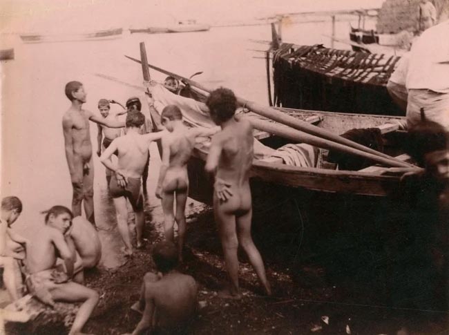 Études de nu, jeunes garçons près de bateaux de pêche (Этюд обнаженных, мальчики возле рыбацких лодок), 1880