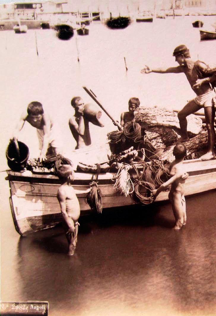 [Nude Neapolitan boys around a boat / Голые неаполитанские мальчишки рядом с лодкой], 1890s