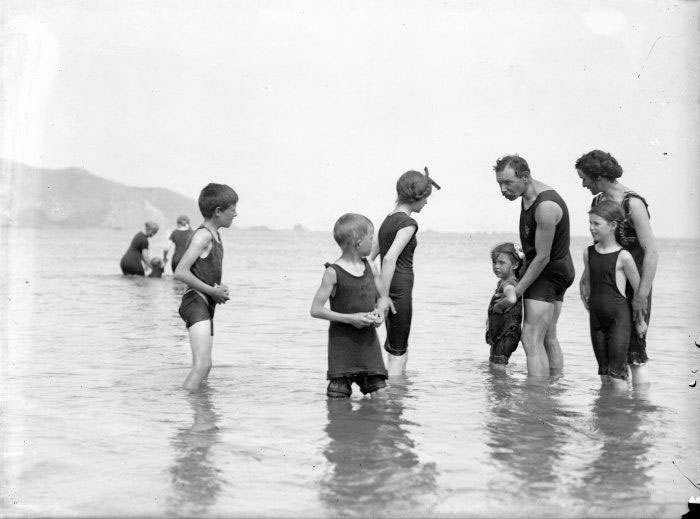 A group in bathing costumes, paddling in shallow water (Группа в купальных костюмах на мелководье)