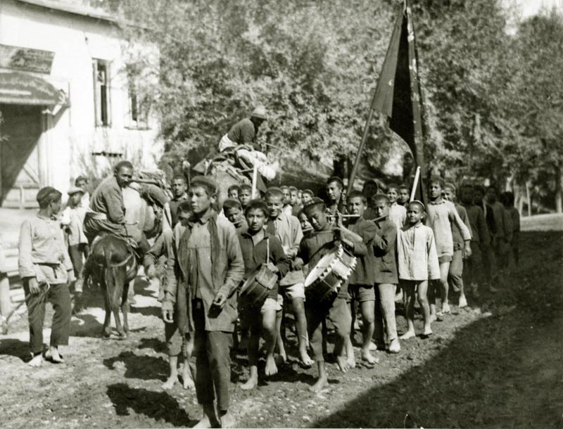 Пионеры в Ташкенте (Pioneers in Tashkent), 1920-е