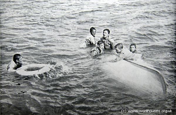 Mount Edgcumbe life-saving drill (Упражнение по спасению на водах), c.1904