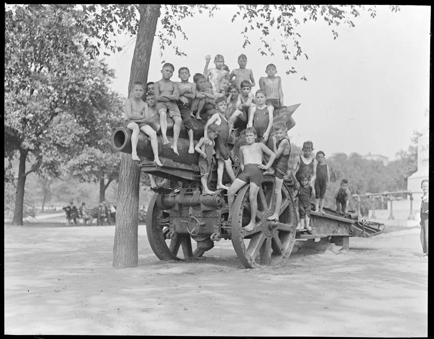 Boys on cannon on Boston Common (Мальчики на пушке в парке Бостон-Коммон), 1917-1934