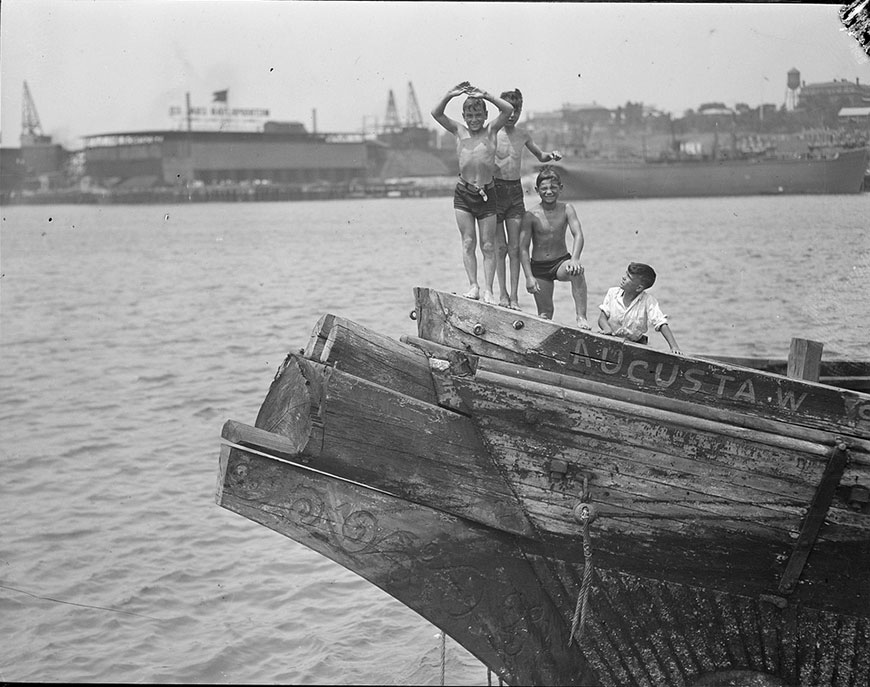 Kids on the Wreck of the 'Augusta' (Дети, на потерпевшей крушение 'Августе'), 1930s