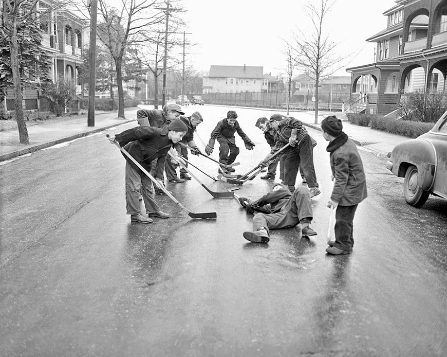 Youth hockey on street (Юношеский хоккей на улице)