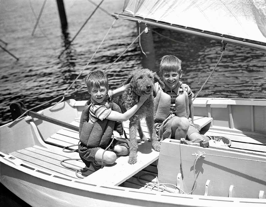 Kids and dog sailing (Дети и собака под парусом)  