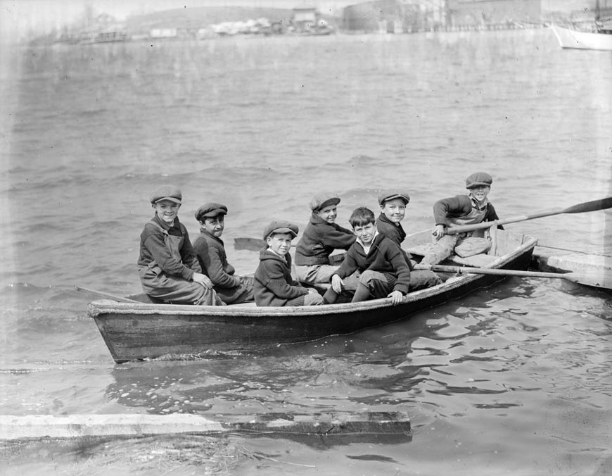 Kids in a rowboat (Ребята в шлюпке), 1917-1934