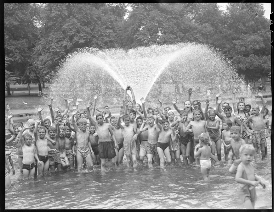 Boys and girls in fountain pool (Мальчики и девочки в бассейне фонтана), 1934-1956