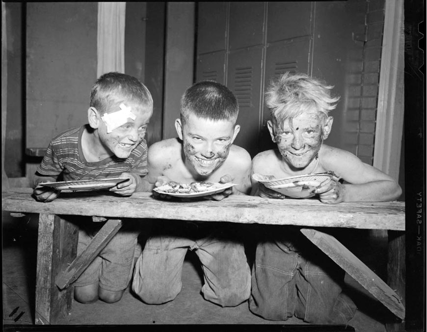 Pie eating contest (Конкурс поедания пирогов), 1954