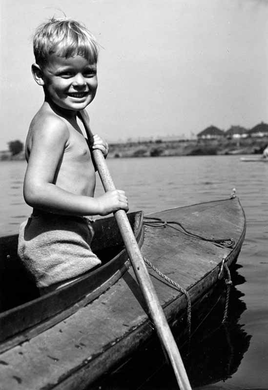 A young boy canoeing (Маленький мальчик в каноэ)