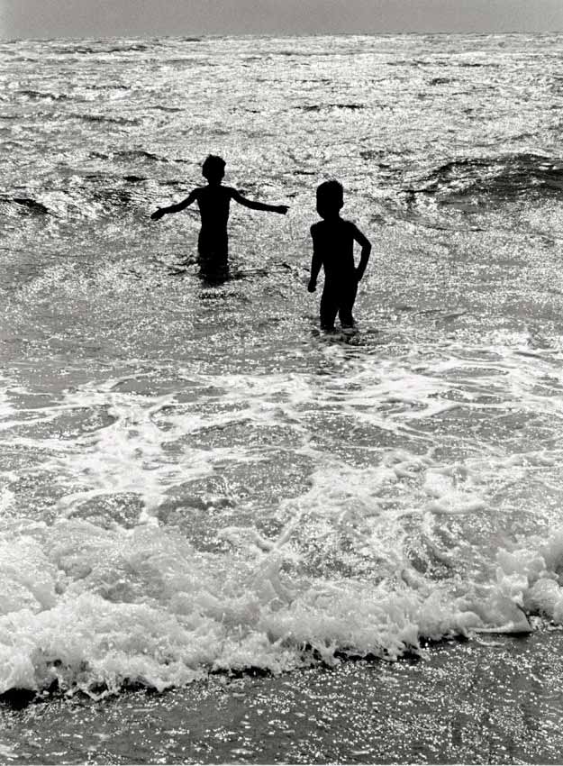 Boys Enjoying the Sea (Мальчишки наслаждаются морем), ca.1950