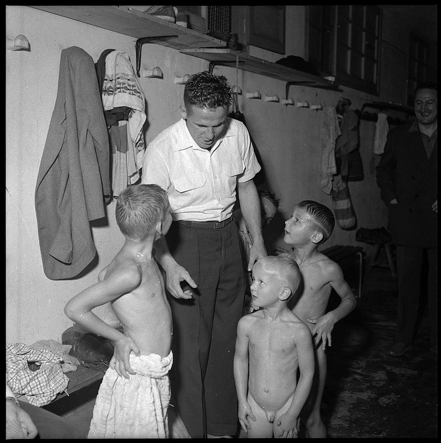 Vue de René Pleimelding et Guy Roussel ainsi que trois enfants dans le vestiaire toulousain (Рене Плеймельдинг и Ги Руссель, а также трое детей в раздевалке футбольного клуба «Тулуза»), 1956