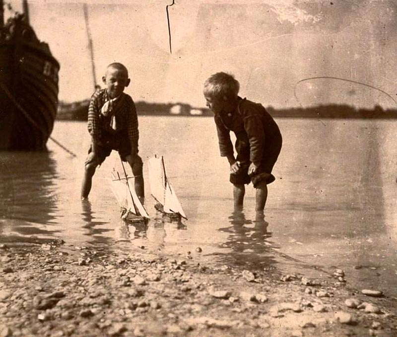 Beach scene, portrait of two boys (Пляжная сцена, портрет двух мальчиков), 1900-1905