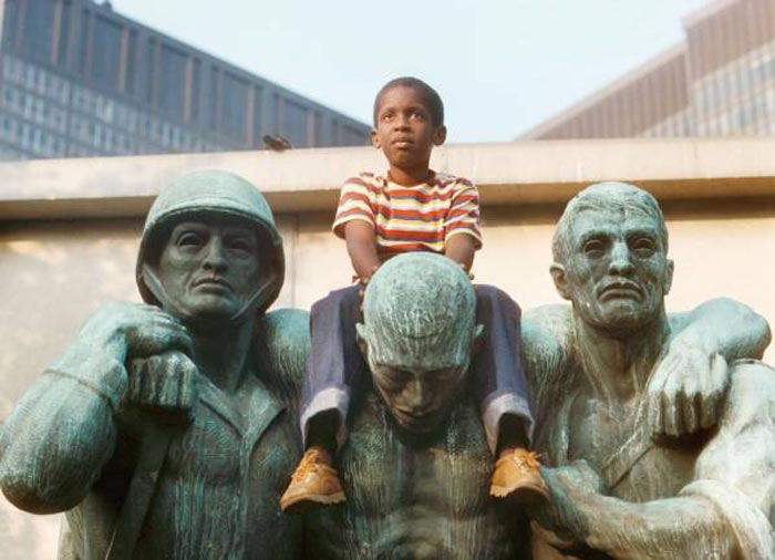 Boy on Coast Guard Memorial, Battery Park (Мальчик на мемориале береговой охраны, Бэттери-парк), 1978