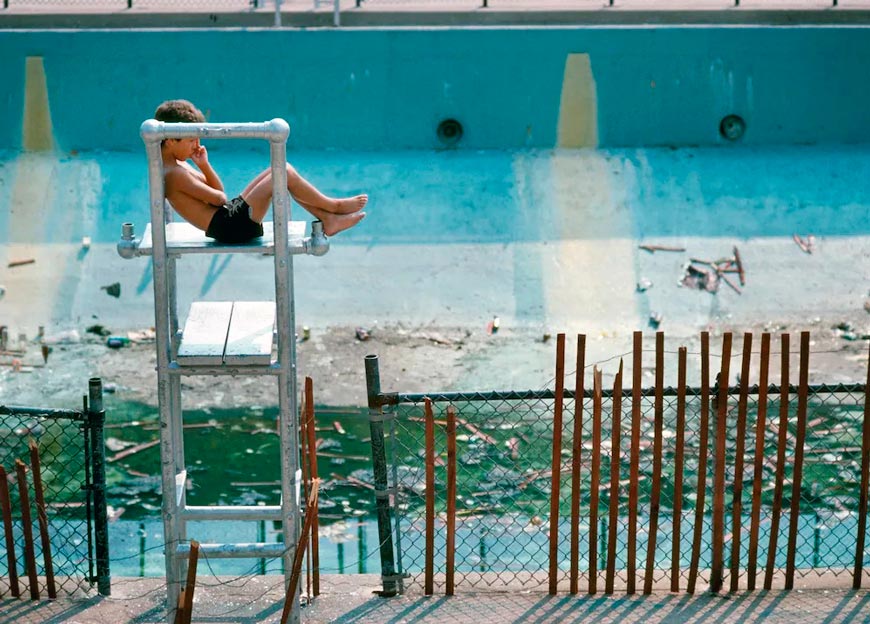 Boy at Abandoned Diving Area, Red Hook Pool, Brooklyn (Мальчик в заброшенном бассейне, Ред Хук Пул, Бруклин), 1978