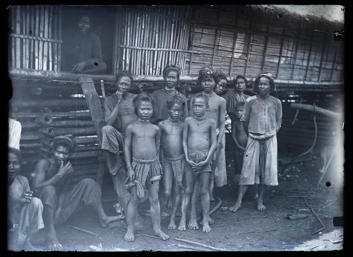 [portrait de groupe devant une habitation; un homme est assis à l'entrée / групповой портрет перед домом; мужчина сидит у входа], 1886-1904