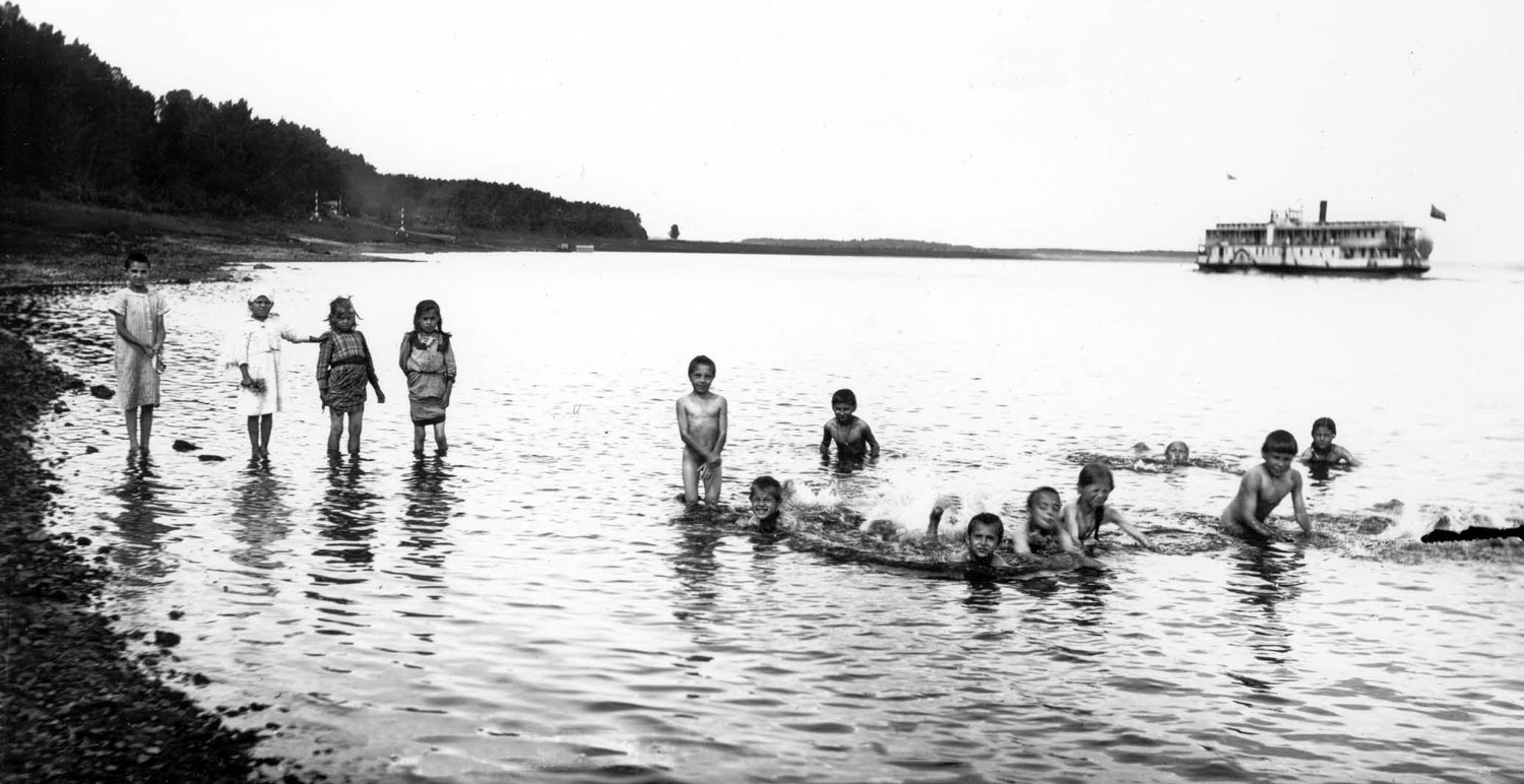 Купание детворы на Волге (Bathing children on the Volga), начало ХХ