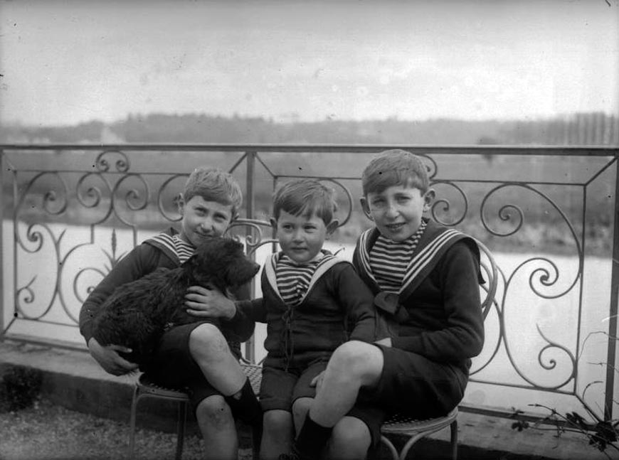 Три мальчика с собакой на фоне реки (Three boys with a dog on the background of the river), 1912-1919