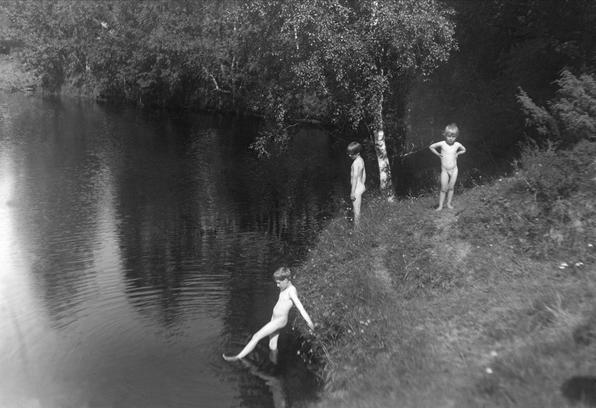 Vid badet  (У купальни / Сыновья фотографа), 1930s