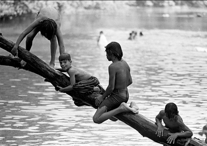 Like frogs on a log boys playing at a favorite Ozarks swimming hole (Как лягушки на бревне, мальчишки играют в любимом месте для купания в Озарке), 1970-1980s