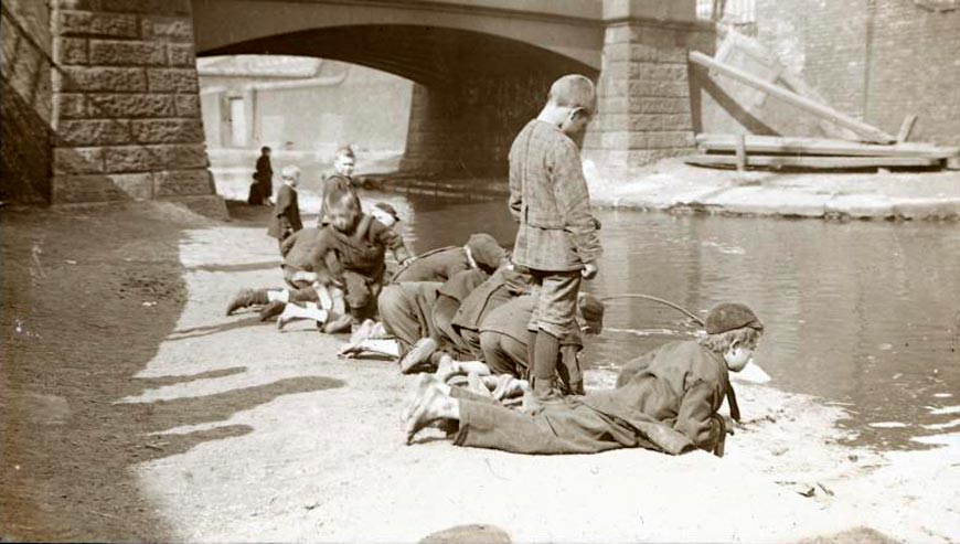 By the Canal Side (На берегу канала), 1890s