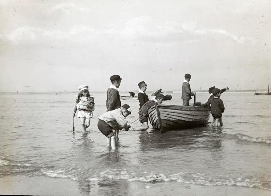 On New Brighton Shore (На берегу Нью-Брайтона), 1900s