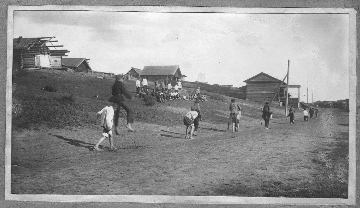 из серии ИГРЫ И ЗАБАВЫ ДЕРЕВЕНСКОЙ ДЕТВОРЫ * from series GAMES AND FUN FOR VILLAGE CHILDREN (август 1927)